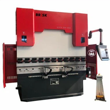 Qual a diferença entre uma prensa dobradeira e uma prensa de dobra?